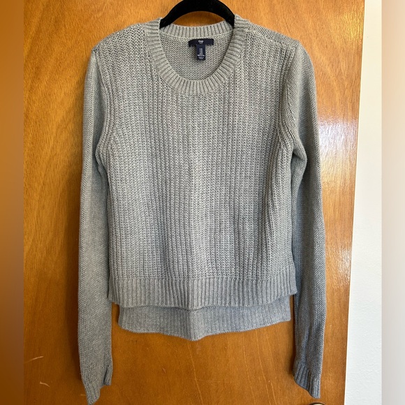 GAP Sweaters - GAP gray step hem sweater size M